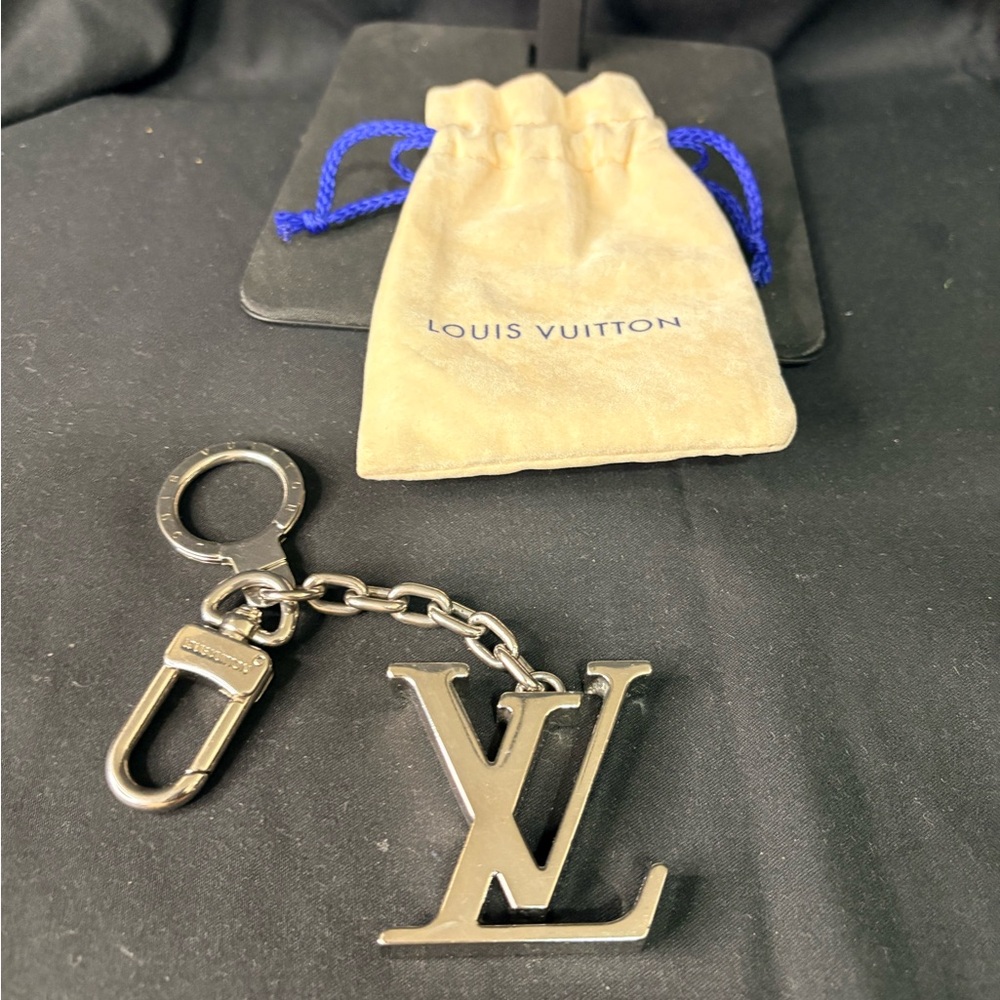 Louis Vuitton Metallic Silver Key Holder/Bag Charm